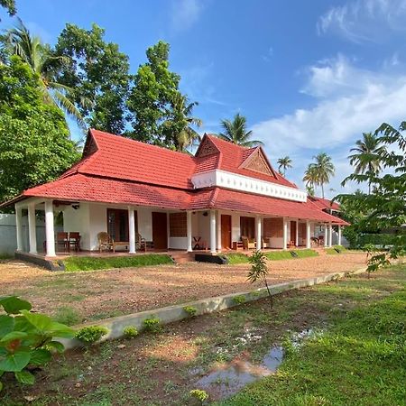 Hotel The Royal Island Mundrothuruth Esterno foto