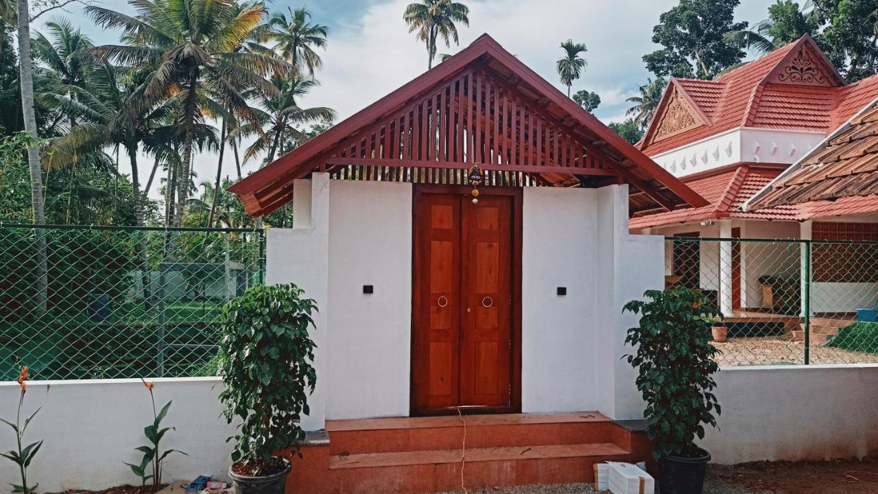 Hotel The Royal Island Mundrothuruth Esterno foto