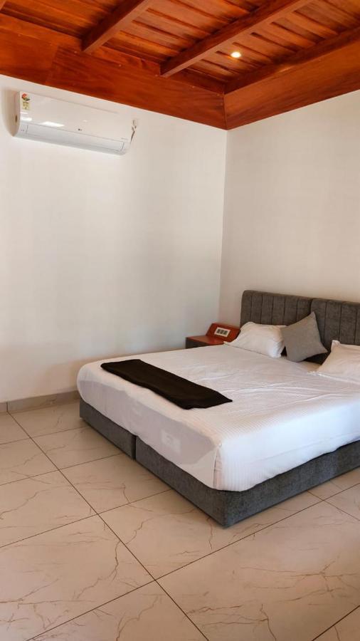 Hotel The Royal Island Mundrothuruth Esterno foto