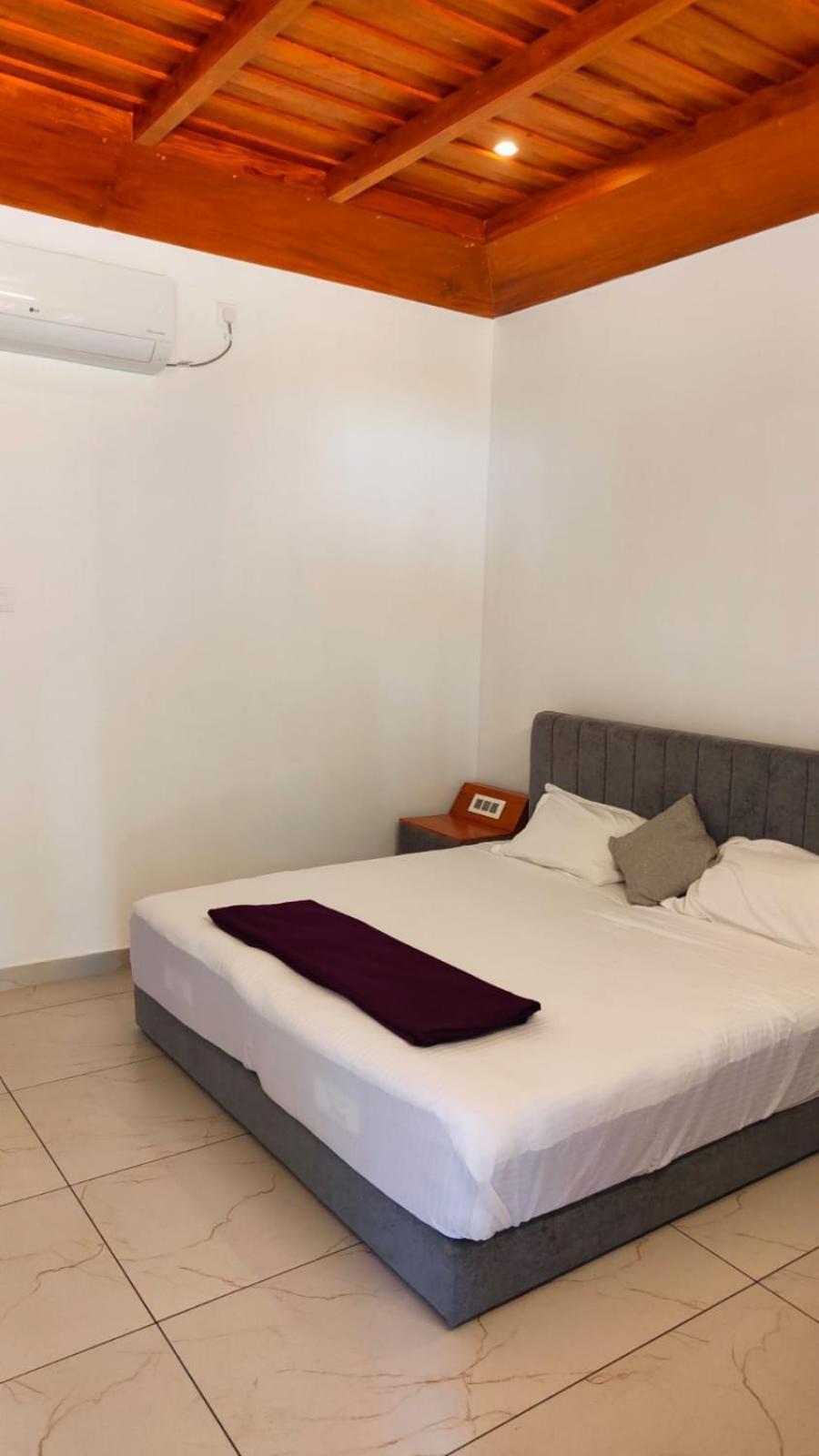 Hotel The Royal Island Mundrothuruth Esterno foto