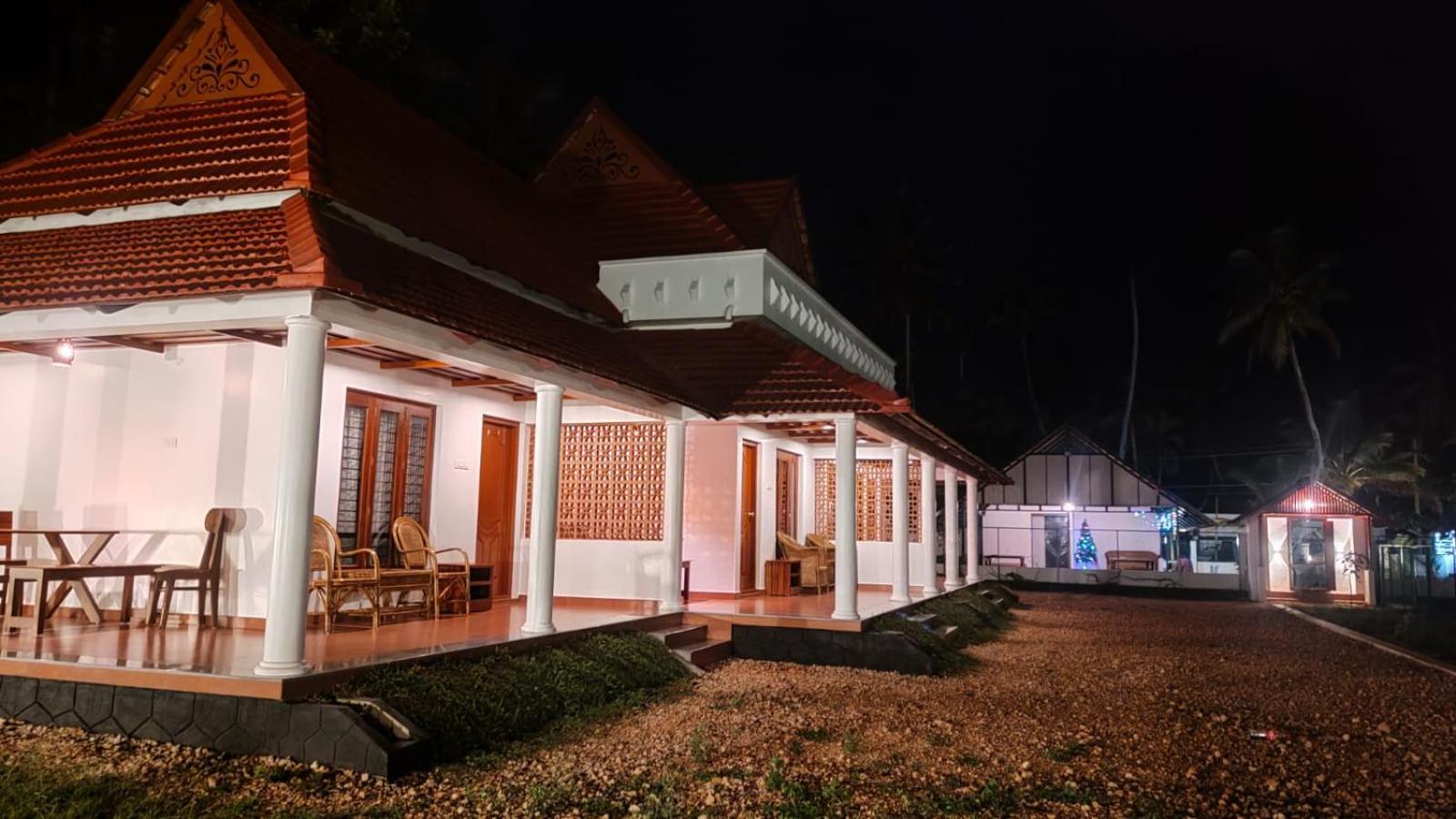 Hotel The Royal Island Mundrothuruth Esterno foto