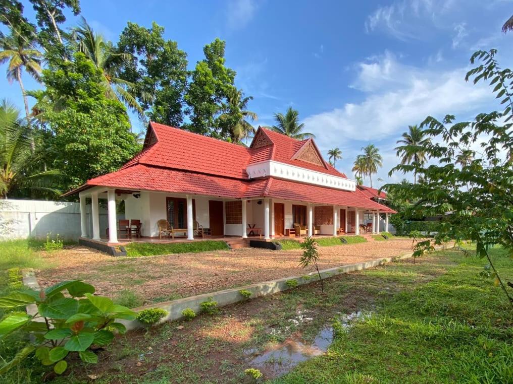 Hotel The Royal Island Mundrothuruth Esterno foto