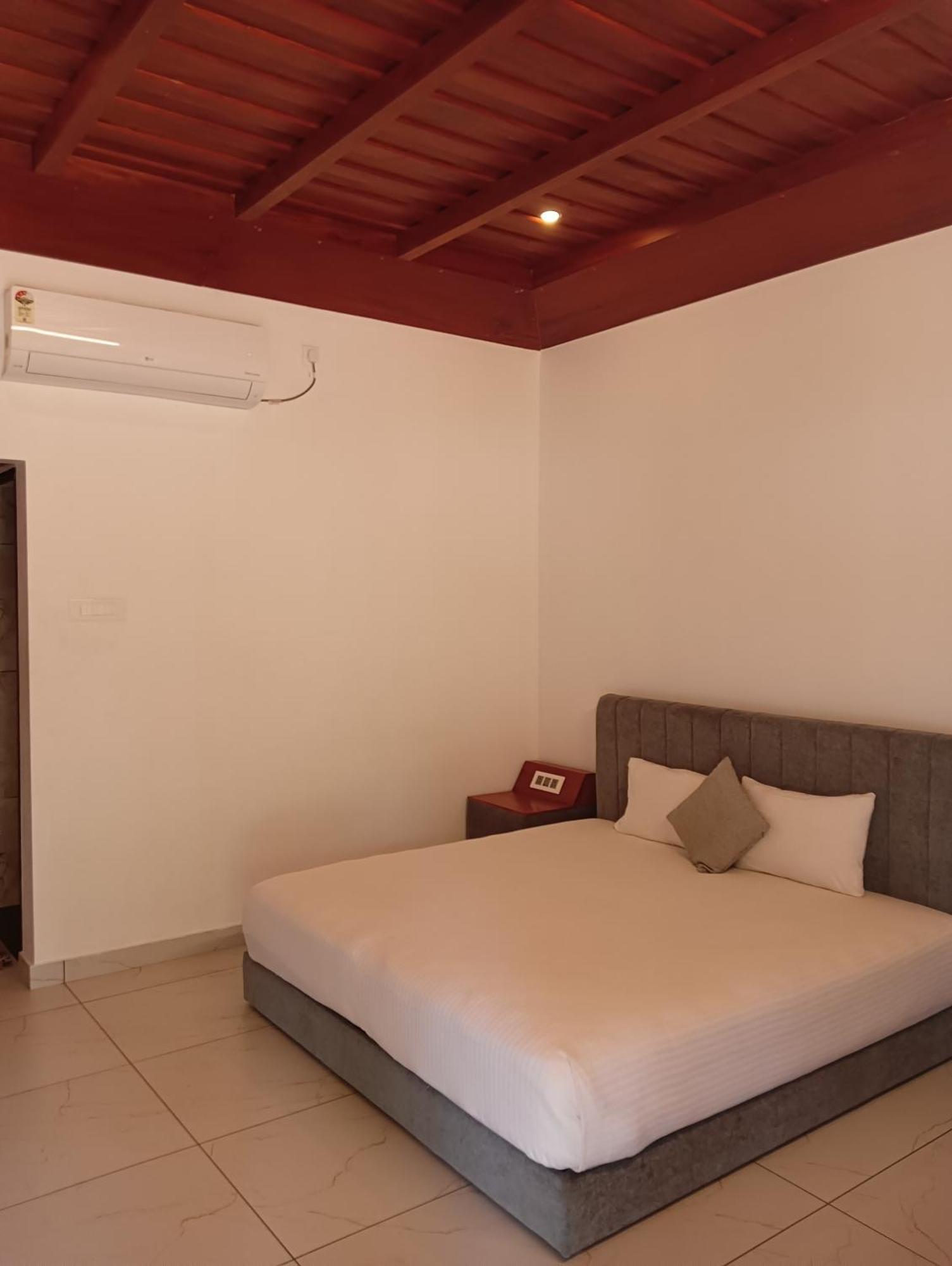 Hotel The Royal Island Mundrothuruth Esterno foto