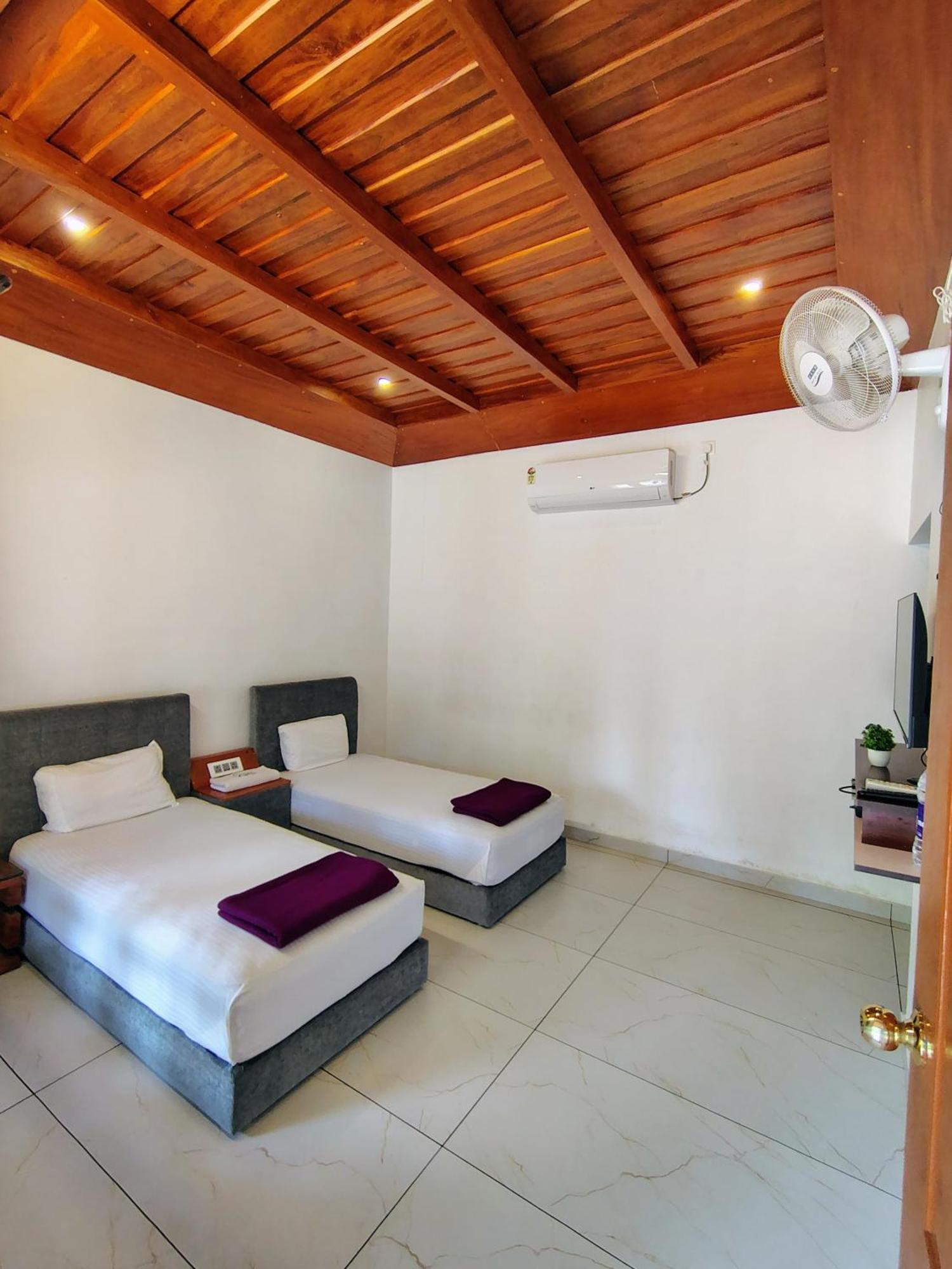 Hotel The Royal Island Mundrothuruth Esterno foto