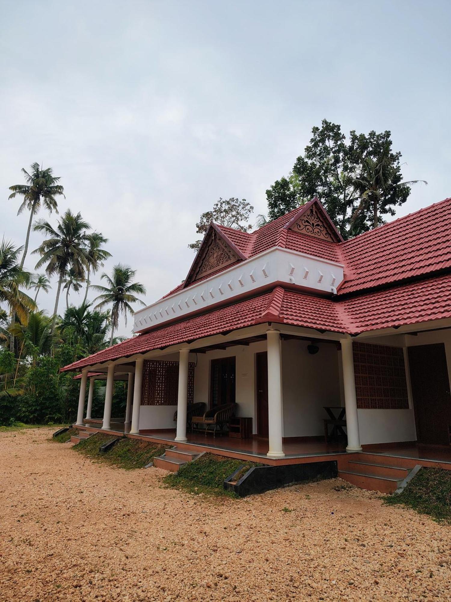 Hotel The Royal Island Mundrothuruth Esterno foto